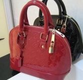 Bolsa de marca e couro em relevo