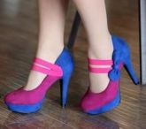 Salto alto nas cores azul e rosa