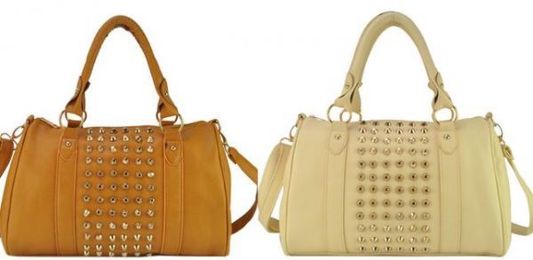 Bolsa de couro com tachas em tons de bege