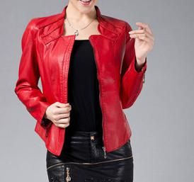 Jaqueta nas cores preto, vermelho e marrom