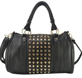 Bolsa de couro com tachas