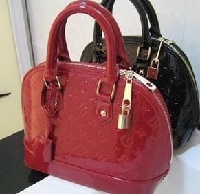 Bolsa de marca e couro em relevo
